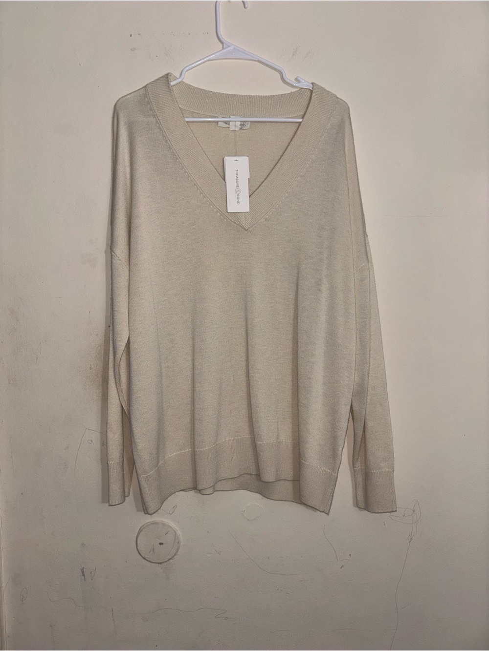 Treasure & Bond Ivory V Neck Knit
Sweater Size Large